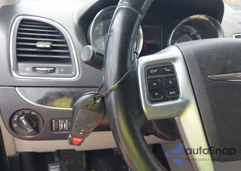 2013 Chrysler Town & Country Touring z USA, uszkodzony, nr VIN 2C4RC1BG4DR503363